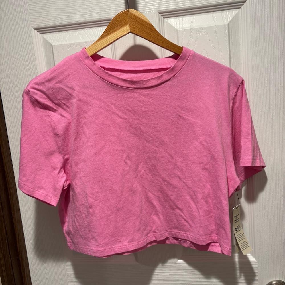 No Boundaries Pink Cropped T-Shirt Size Medium NWT